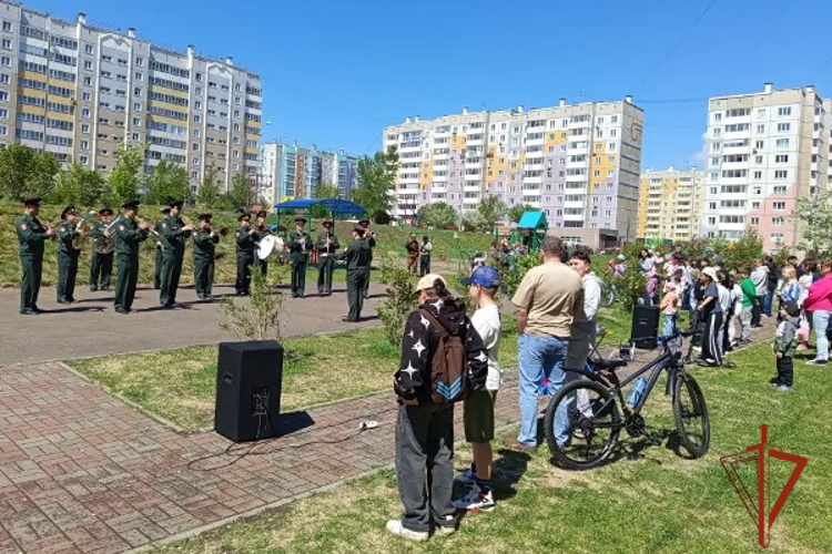 Военнослужащие Красноярского соединения Росгвардии провели праздник для своих детей
