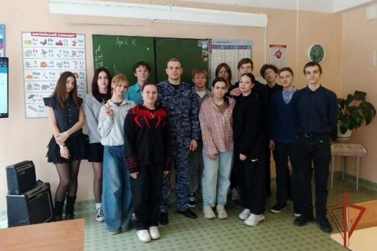 В Железногорске росгвардеец провел профориентационный урок со старшеклассниками