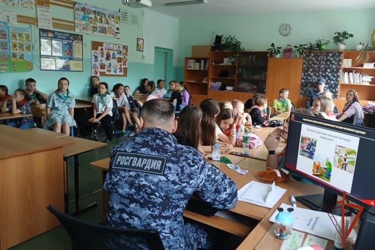 В Красноярском крае росгвардеец  поделился с  детьми пришкольного лагеря навыками безопасности на улице и дома