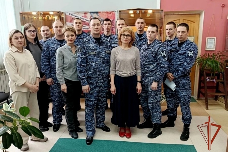 Зеленогорские росгвардейцы познакомились с книгами, вышедшими в годы Великой Отечественной войны