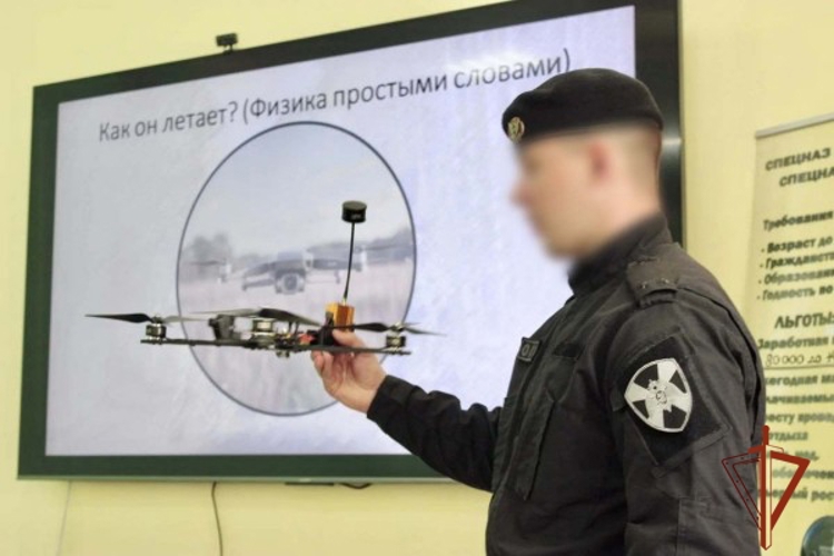 В Канске сотрудники ОМОН Росгвардии провели профориентационный урок со студентами колледжа