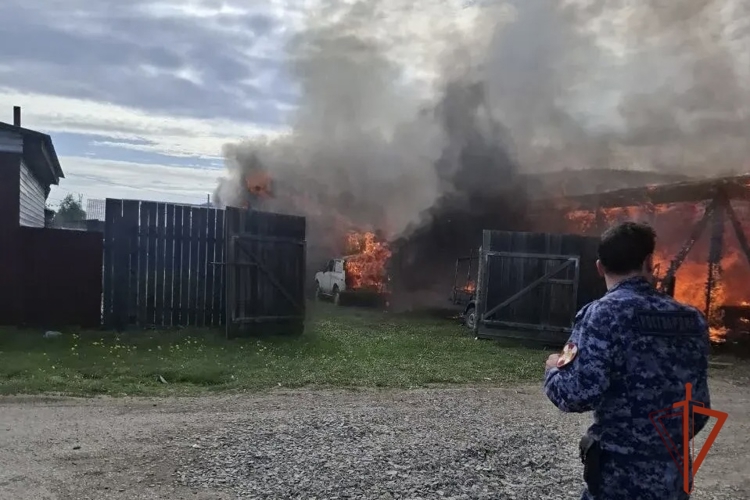 В Красноярском крае росгвардейцы спасли из огня жильцов частного сектора