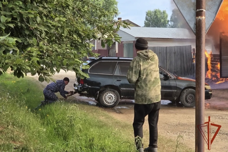 В Красноярском крае росгвардейцы спасли из огня жильцов частного сектора