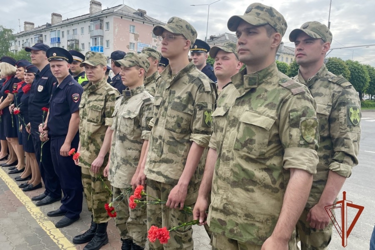 В Красноярском крае в День памяти и скорби росгвардейцы приняли участие в памятных мероприятиях