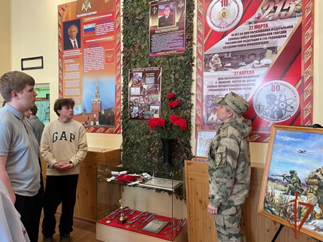 Военнослужащие Красноярского соединения провели в своем подразделении День открытых дверей для учащихся городских школ