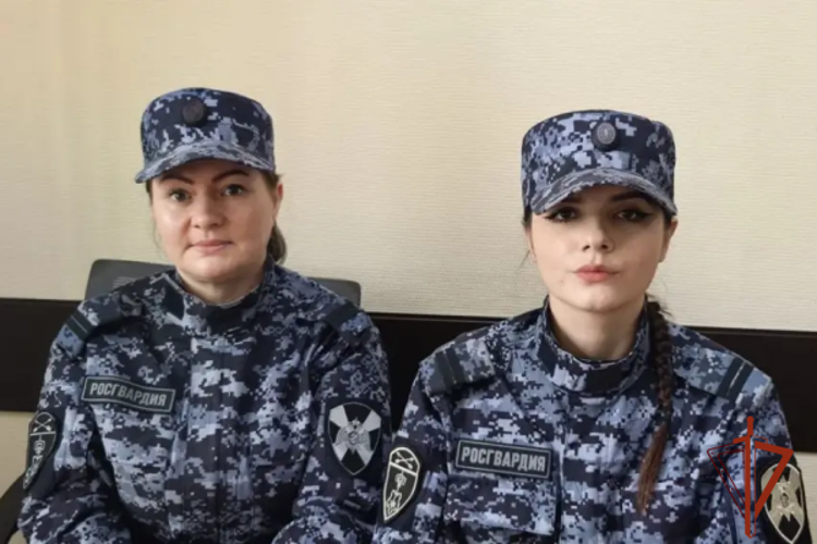В Красноярске сотрудницы Росгвардии оказали помощь несовершеннолетней девушке, потерявшей сознание в автобусе