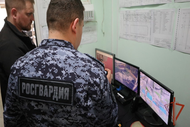 В Красноярском крае сотрудники Росгвардии продолжают проверять безопасность оздоровительных лагерей