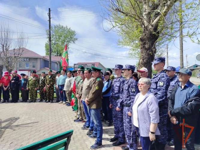В Ужуре росгвардейцы поздравили защитников границы