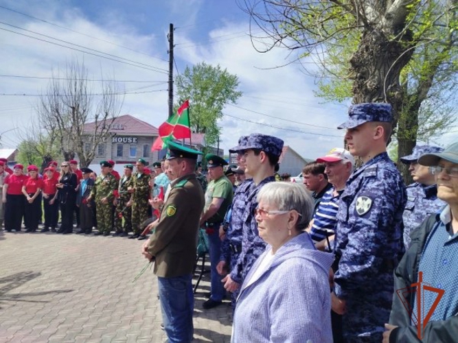 В Ужуре росгвардейцы поздравили защитников границы