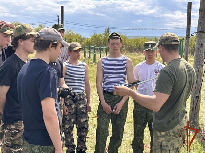 В Красноярском крае сотрудники ОМОН Росгвардии приняли участие в военно-учебных сборах для старшеклассников