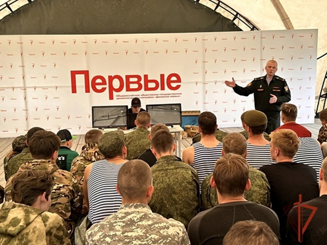 В Красноярском крае сотрудники ОМОН Росгвардии приняли участие в военно-учебных сборах для старшеклассников