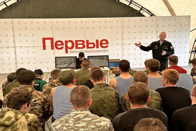 В Красноярском крае сотрудники ОМОН Росгвардии приняли участие в военно-учебных сборах для старшеклассников