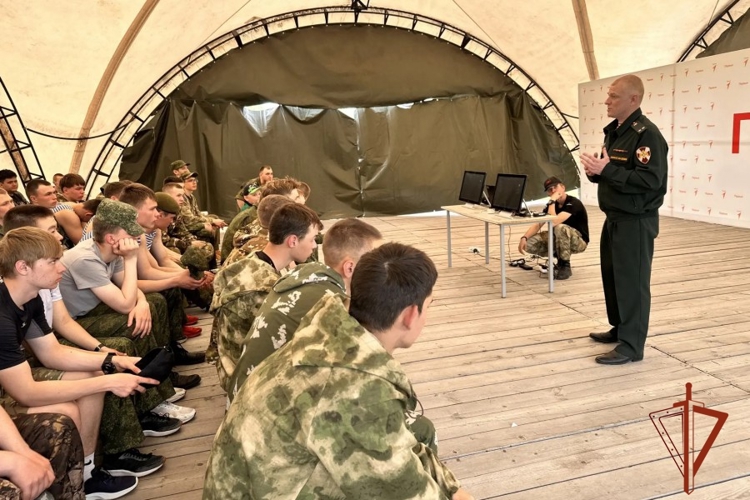 В Красноярском крае сотрудники ОМОН Росгвардии приняли участие в военно-учебных сборах для старшеклассников