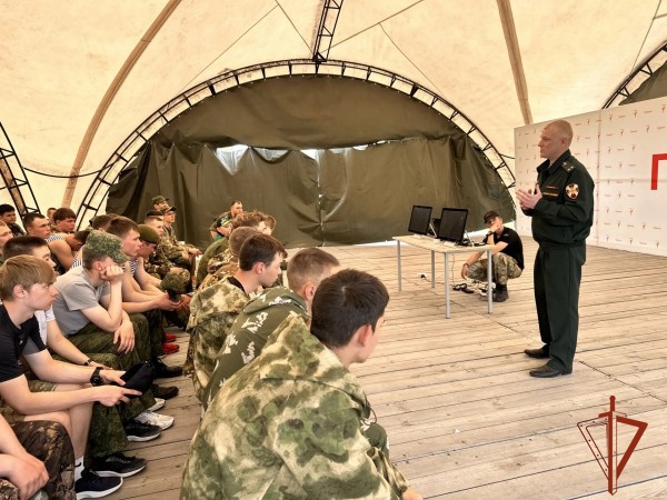 В Красноярском крае сотрудники ОМОН Росгвардии приняли участие в военно-учебных сборах для старшеклассников