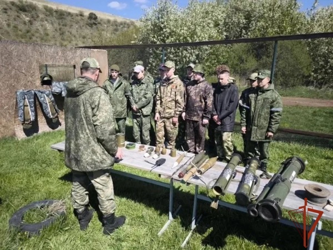 В Красноярском крае сотрудники ОМОН Росгвардии приняли участие в военно-учебных сборах для старшеклассников