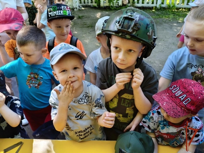 В Красноярске военнослужащие и ветераны Красноярского соединения Росгвардии провели урок с дошколятами