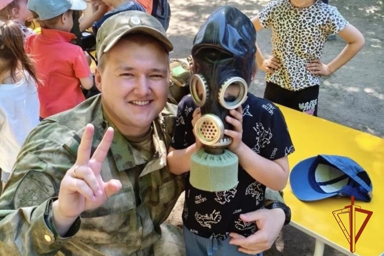 В Красноярске военнослужащие и ветераны Красноярского соединения Росгвардии провели урок с дошколятами