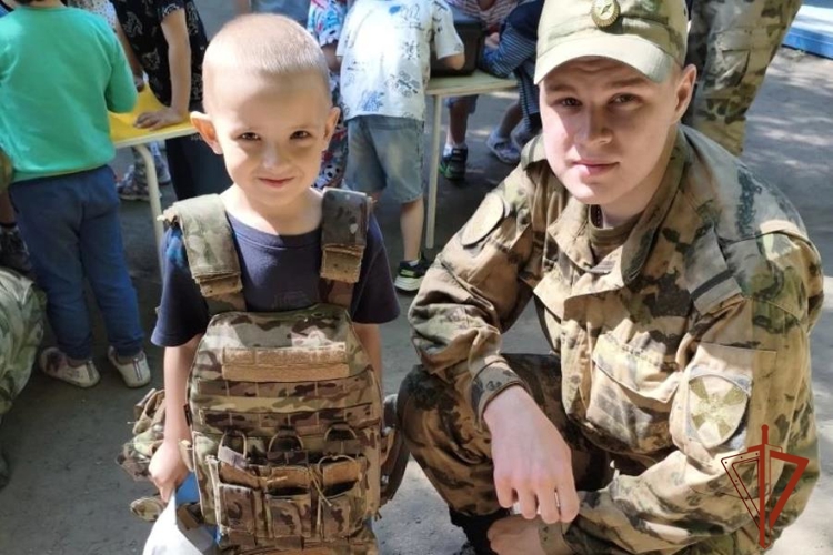 В Красноярске военнослужащие и ветераны Красноярского соединения Росгвардии провели урок с дошколятами