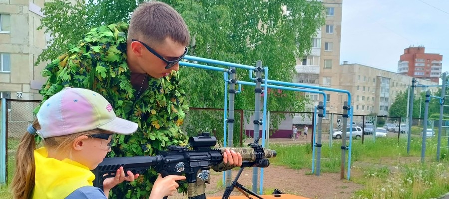 Военнослужащие Красноярского соединения Росгвардии организовали для ребят пришкольного лагеря захватывающий квест 
