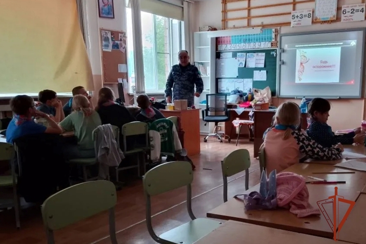 В Красноярском крае росгвардеец  поделился с  детьми пришкольного лагеря навыками безопасности на улице и дома