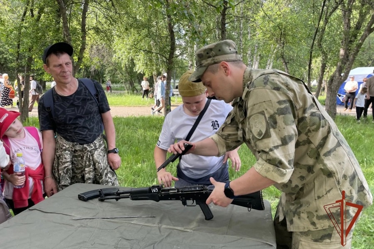 Военнослужащие Красноярского соединения Росгвардии поздравили жителей Зеленогорска с Днём России!