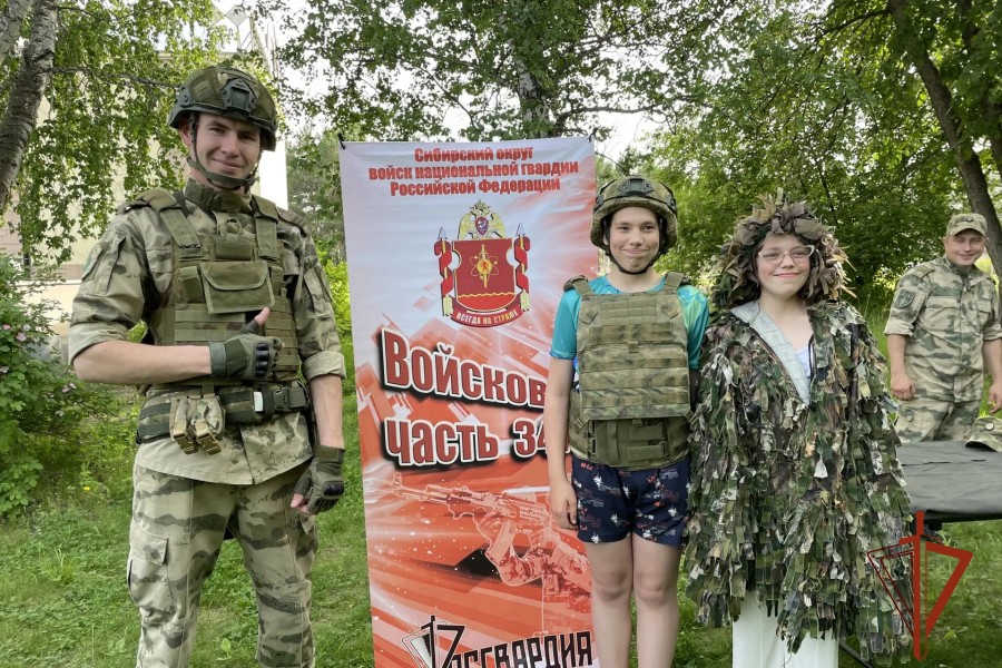 Военнослужащие Красноярского соединения Росгвардии поздравили жителей Зеленогорска с Днём России!
