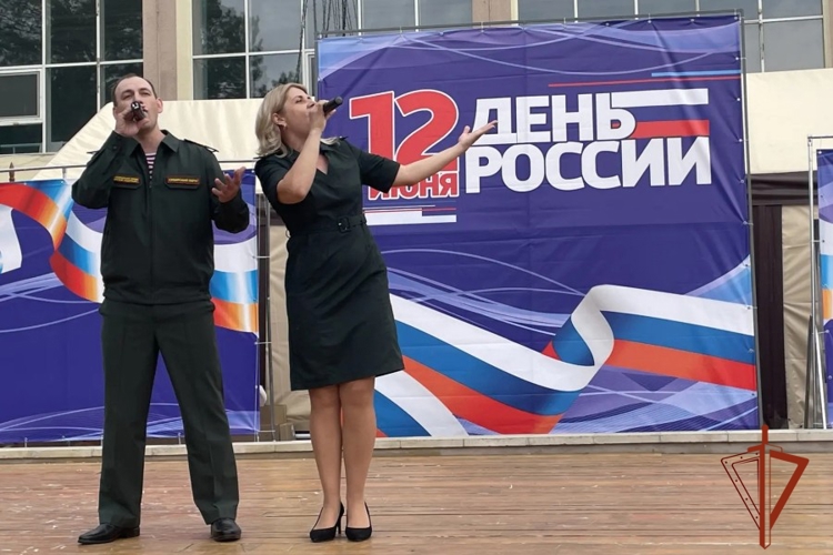 Военнослужащие Красноярского соединения Росгвардии поздравили жителей Зеленогорска с Днём России!