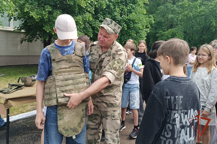 В Зеленогорске прошла встреча юных музыкантов с кинологами Росгвардии
