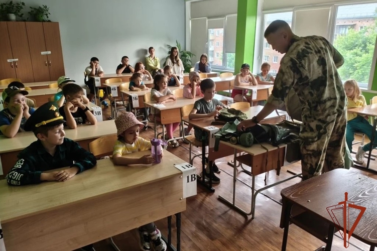 Военнослужащие Красноярского соединения Росгвардии провели для красноярских школьников уроки безопасности в период летних каникул