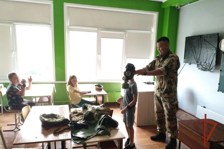 Военнослужащие Красноярского соединения Росгвардии провели для красноярских школьников уроки безопасности в период летних каникул