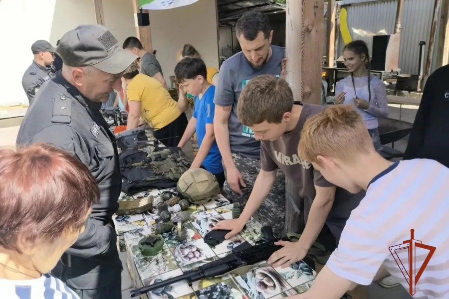 В Красноярске сотрудники ОМОН Росгвардии познакомили воспитанников православного семейного клуба со своей службой