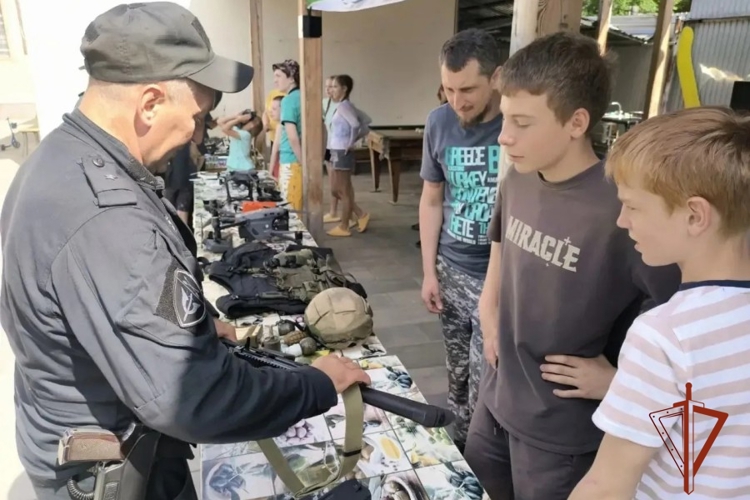 В Красноярске сотрудники ОМОН Росгвардии познакомили воспитанников православного семейного клуба со своей службой