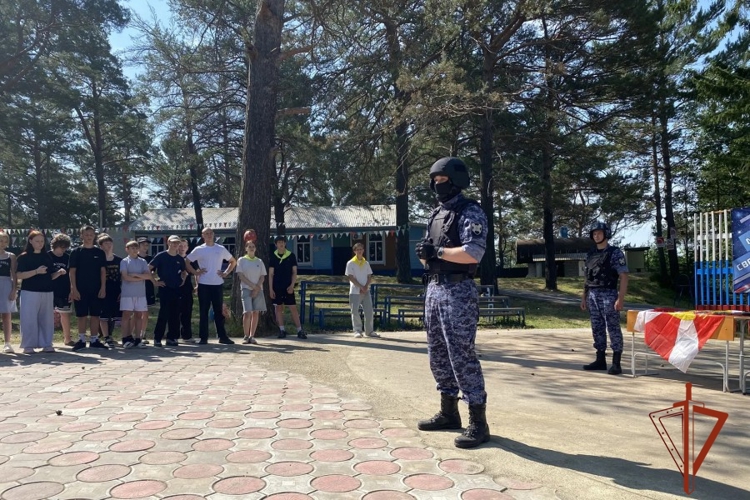 «Каникулы с Росгвардией»: Росгвардейцы посетили воспитанников лагеря «Спутник» в Назарово
