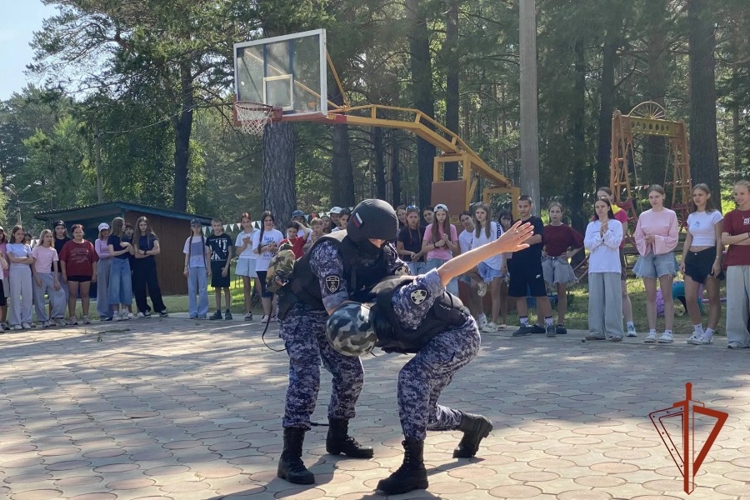 «Каникулы с Росгвардией»: Росгвардейцы посетили воспитанников лагеря «Спутник» в Назарово