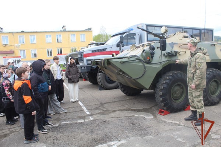 Военнослужащие Красноярского соединения провели в своем подразделении День открытых дверей для учащихся городских школ