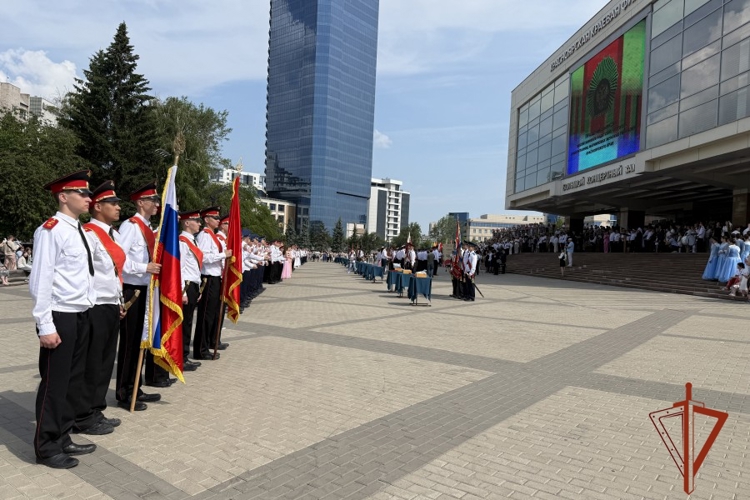 В Красноярске заместитель начальника Управления Росгвардии вручил аттестаты выпускникам Шарыповского кадетского корпуса