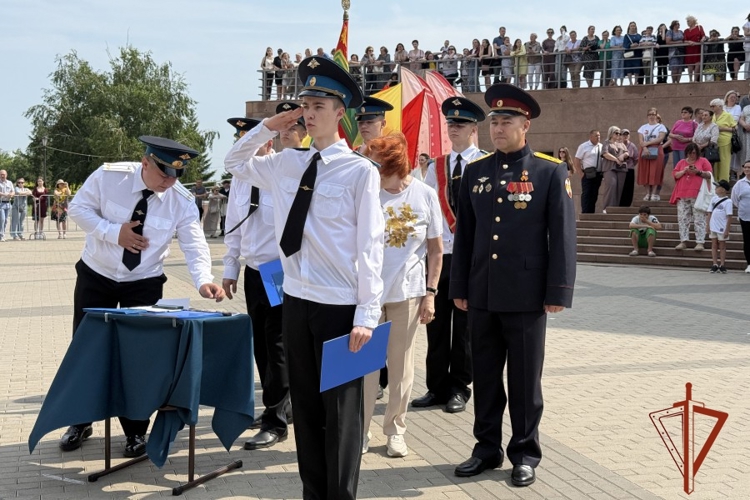 В Красноярске заместитель начальника Управления Росгвардии вручил аттестаты выпускникам Шарыповского кадетского корпуса
