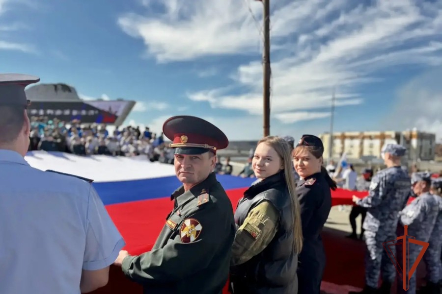 В Норильске сотрудники Росгвардии приняли участие в развертывании Государственного флага России