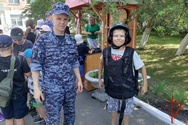 «Каникулы с Росгвардией»: Росгвардейцы провели встречу  с детьми из лагеря "Лаборатория Солнечного города"