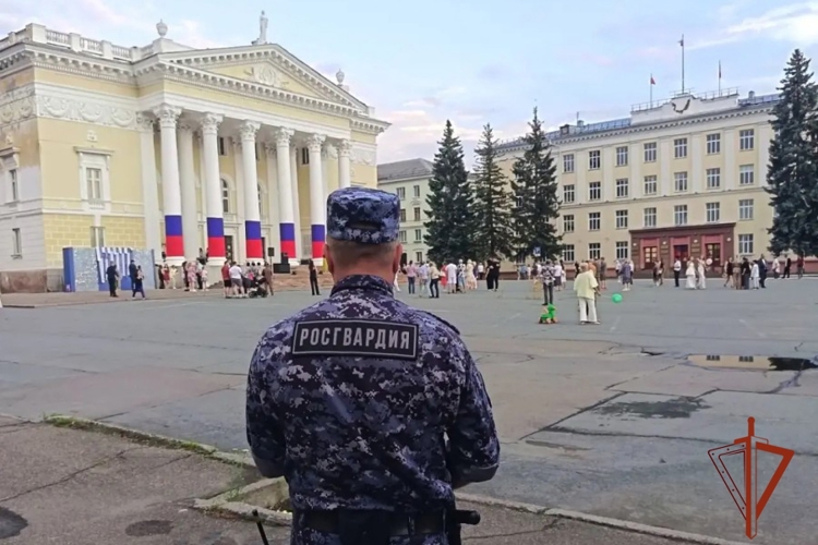 В Красноярском крае сотрудники Росгвардии обеспечили правопорядок во время проведения выпускных мероприятий
