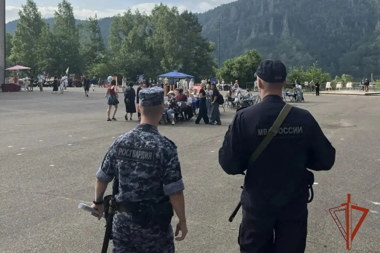 В Красноярском крае сотрудники Росгвардии обеспечили правопорядок во время проведения выпускных мероприятий