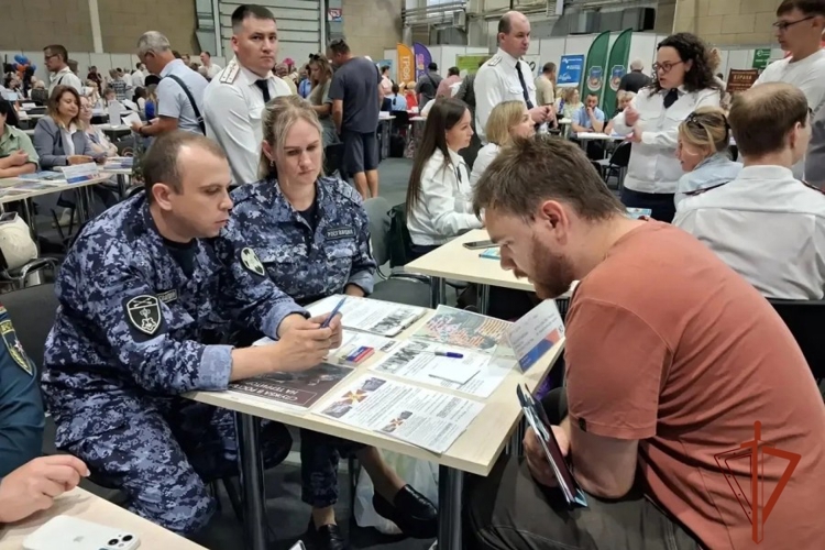 В Красноярске росгвардейцы приняли участие в ярмарке вакансий