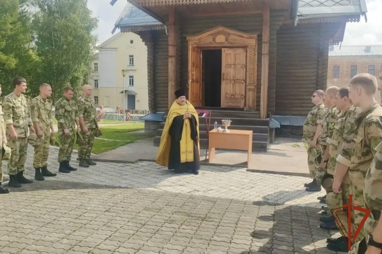 В Железногорском полку Росгвардии прошел торжественный молебен