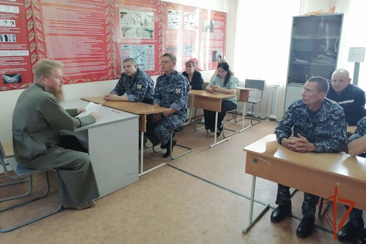 В Ужуре священнослужитель провел беседу с росгвардейцами 