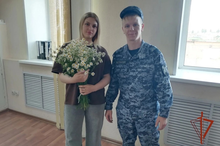 В Ужуре сотрудники Росгвардии присоединились к акции «Ромашковое счастье» в День семьи, любви и верности