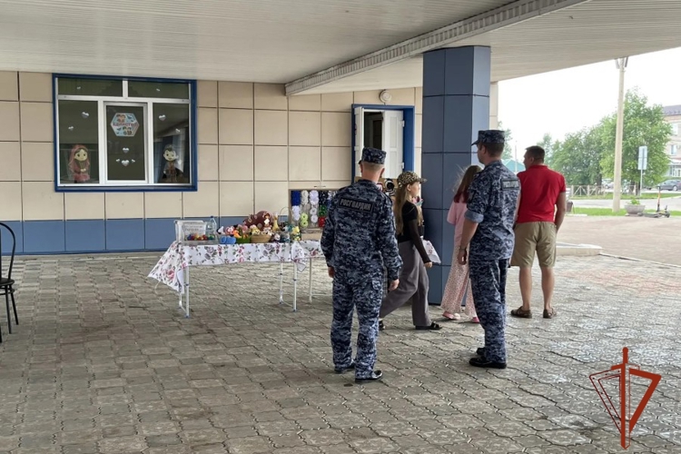 В Ужуре сотрудники Росгвардии посетили праздничные мероприятия ко Дню семьи, любви и верности
