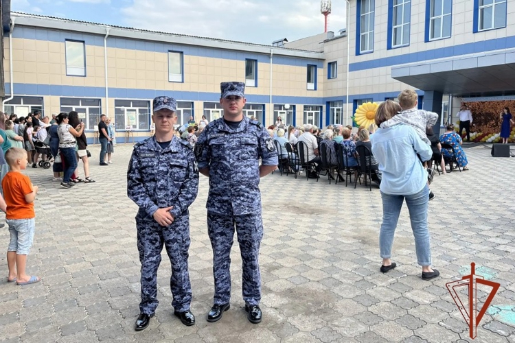 В Ужуре сотрудники Росгвардии посетили праздничные мероприятия ко Дню семьи, любви и верности