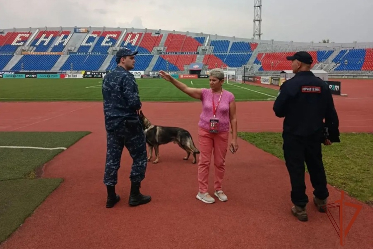 Росгвардейцы обеспечили безопасность футбольного матча в Красноярске    