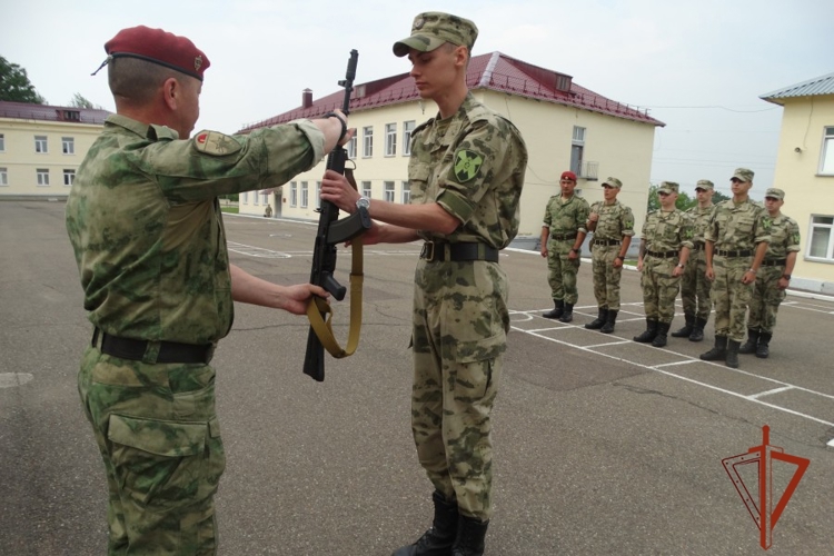 Военнослужащие железногорской воинской части Росгвардии получили штатное вооружение