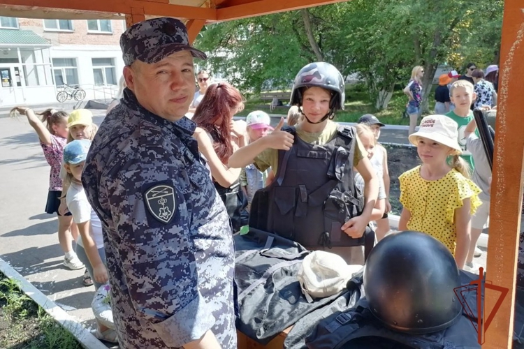 «Каникулы с Росгвардией»: Росгвардейцы провели встречу  с детьми из лагеря "Лаборатория Солнечного города"
